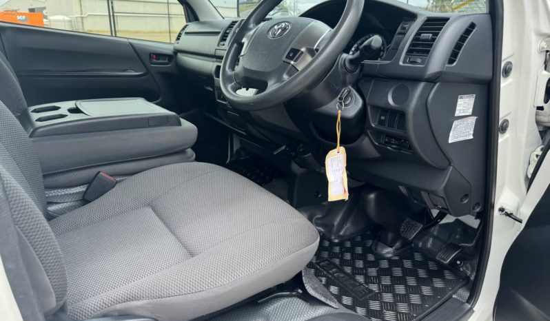 
								2019 Toyota Hiace LWB Petrol full									